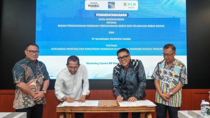 Kepala BP Batam Amsakar Achmad bersama Chairman Panbil Group sekaligus Komisaris Utama PT. Nusatama Properta Panbil, Johanes Kennedy Aritonang, menandatangani Investasi dan Percepatan Perizinan di KEK Tanjung Sauh . Foto : ist