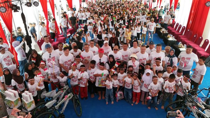 Foto bersama anak-anak di Rempng dengan Kepala BP Batam, Amsakar Achmad, bersama Wakil Kepala BP Batam, Li Claudia Chandra. Foto : ist