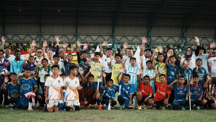 Kepala BP Batam Amsakar Achmad bersama dengan tim futsal anak-anak. Foto : ist