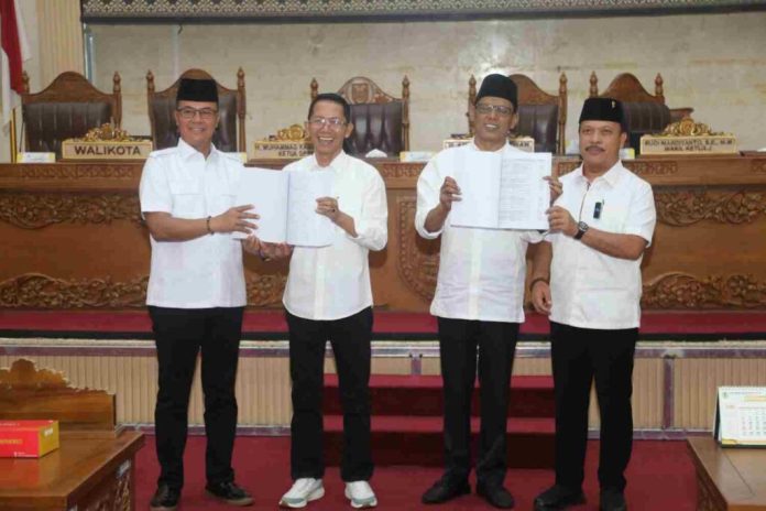 Walikota Batam Amsakar Achmad memberikan buku Ranperda APBD Batam 2027. Rapat paripurna dipimpin Ketua DPRD Kota Batam Haji Muhammad Kamaluddin, didampingi Wakil Ketua I Haji Aweng Kurniawan dan Wakil Ketua II Budi Mardiyanto. Foto : ist