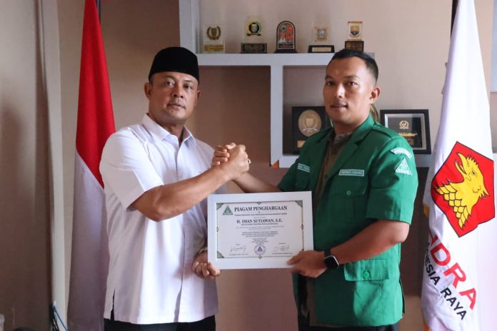 Peduli Masyarakat di Harlah Kepri ke-24, Ketua DPRD Iman Sutiawan Terima Apresiasi GP Ansor Batam atas Bantuan 2.000 Paket Sembako. Foto : ist